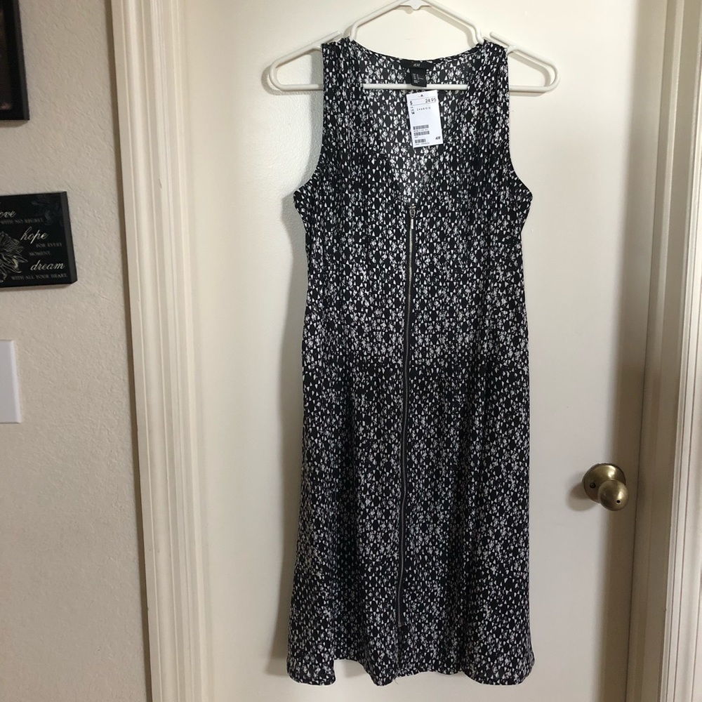Black / White Triangle Pattern Front ZIP Dress NWT
